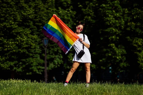 Giovane Donna Con Bandiera Orgoglio Lgbt Nel Parco — Foto Stock