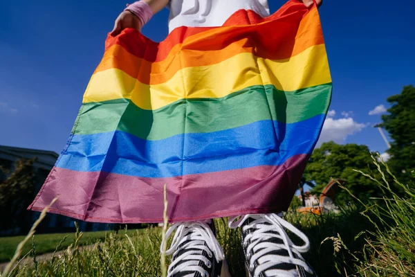 Mujer Joven Sosteniendo Una Bandera Orgullo Lgbt Sus Manos Vista —  Fotos de Stock
