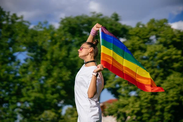Mujer Joven Con Bandera Orgullo Lgbt Caminando Parque — Foto de Stock