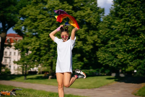 Mujer Joven Con Bandera Orgullo Lgbt Caminando Parque —  Fotos de Stock