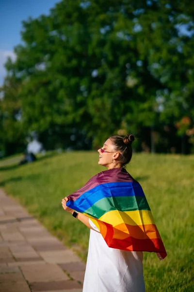 Молодая Женщина Флагом Гордости Парке — стоковое фото