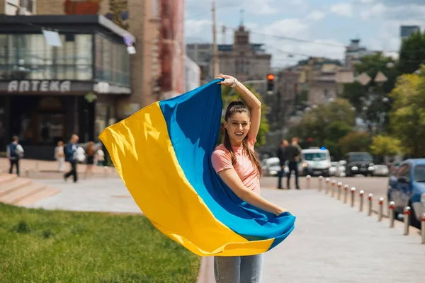 Місті Ходить Молода Жінка Національним Прапором України — стокове фото