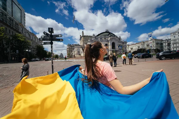 Young Woman Carries Flag Ukraine Fluttering Her Street — ストック写真