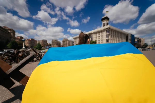 Young Woman Carries Flag Ukraine Fluttering Her Street — Fotografia de Stock