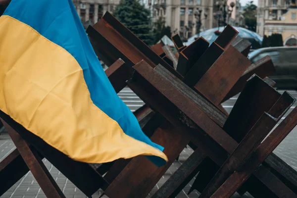 Ukrainian Flag Hangs Barricades Street — Fotografie, imagine de stoc