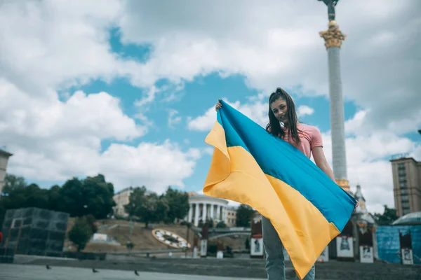 Молода Жінка Тримає Національний Прапор України Місті — стокове фото