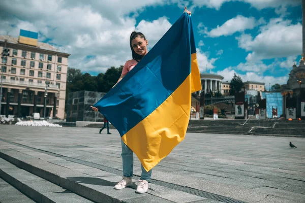 Mujer Joven Con Bandera Nacional Ucrania Ciudad — Foto de Stock