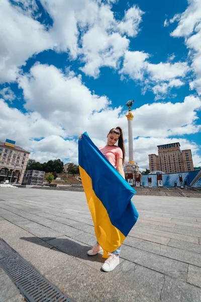 Mujer Joven Con Bandera Nacional Ucrania Caminando Por Ciudad — Foto de Stock