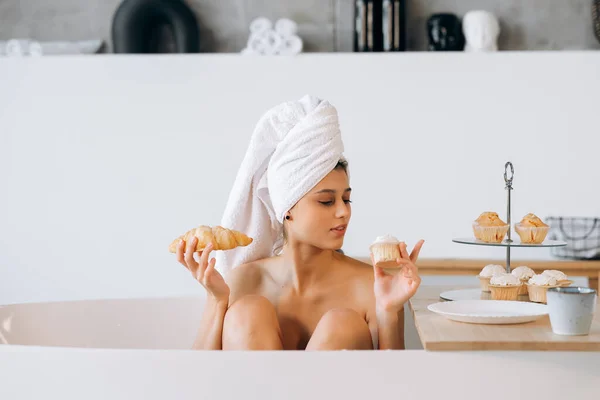 Femme Mode Matin Couché Dans Bain Prendre Petit Déjeuner — Photo