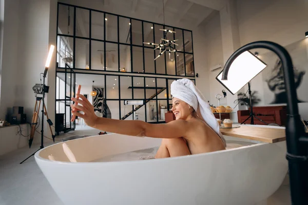 Mulher Tomando Uma Selfie Enquanto Toma Banho — Fotografia de Stock