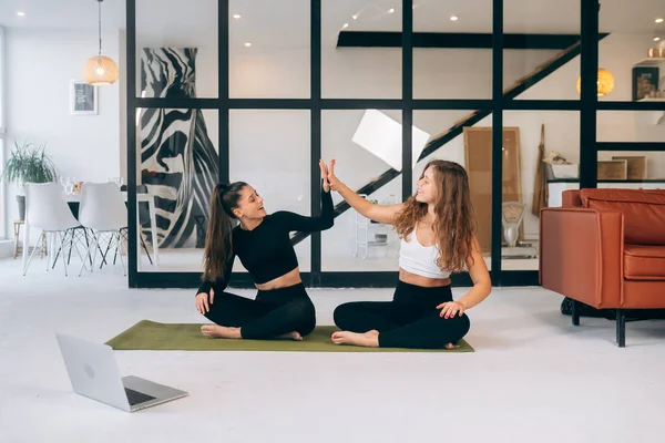 Two Young Women Meditating Lotus Pose Yoga — Foto de Stock
