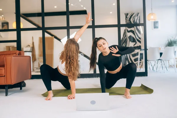 Two Girls Practice Yoga Home — Stock fotografie