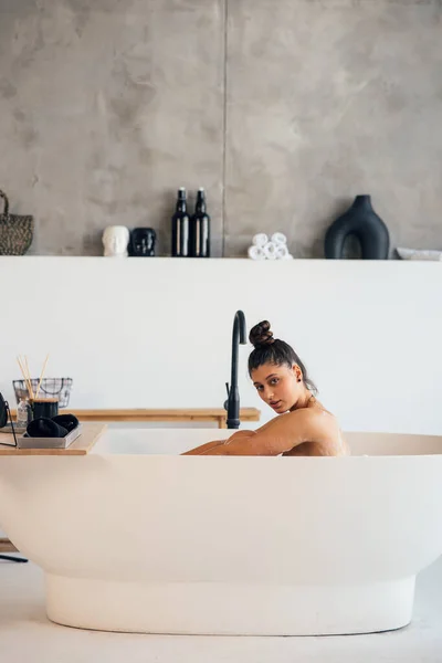 Mujer Bastante Joven Tomando Baño Casa — Foto de Stock