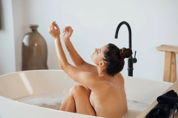 Jolie Jeune Femme Prenant Bain Maison — Photo