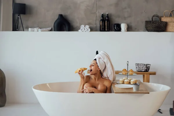 Fashion Woman Morning Lying Bath Having Breakfast — Photo