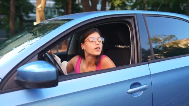 Молода Розлючена Жінка Дивиться Вікна Машини Жінка Показує Своє Незадоволення — стокове відео