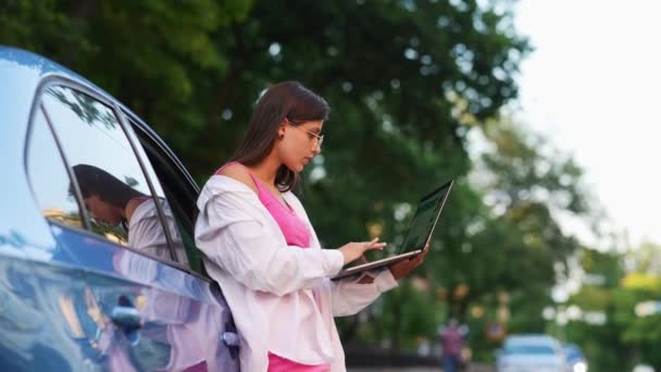 Young Woman Uses Laptop Car City Center Outdoors — стоковое видео