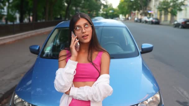 Woman Talking Phone Car Road — 图库视频影像
