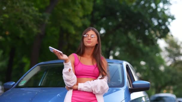 Woman Talking Phone Car Road — Stockvideo