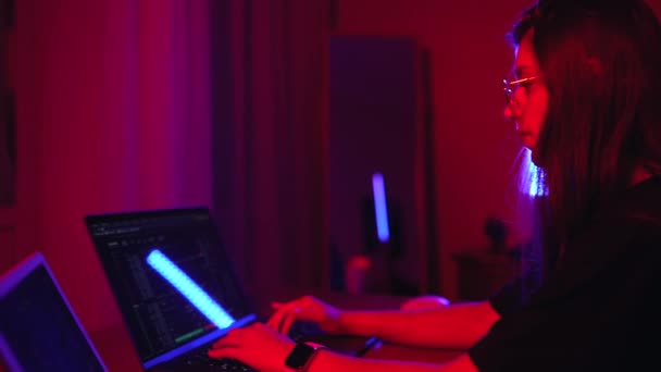 Vonzó Fiatal Dolgozik Otthon Éjszaka Laptopot Használó Lány — Stock videók