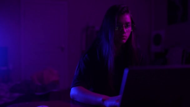 Aantrekkelijke Jonge Vrouw Die Nachts Thuis Werkt Meisje Met Laptop — Stockvideo