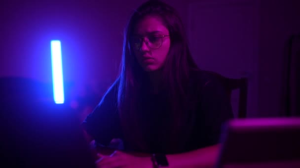 Vonzó Fiatal Dolgozik Otthon Éjszaka Laptopot Használó Lány — Stock videók