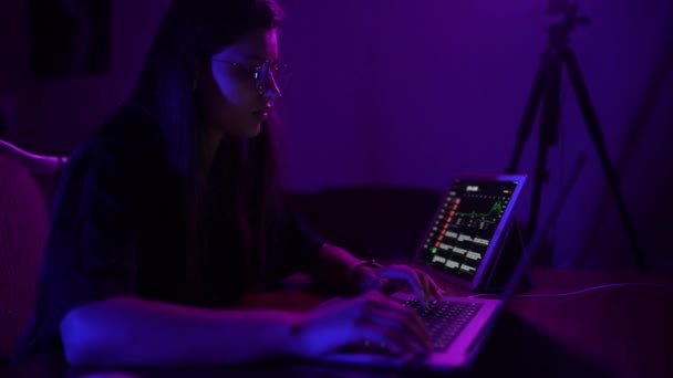 Приваблива Молода Жінка Працює Вдома Вночі Дівчина Використовує Ноутбук — стокове відео
