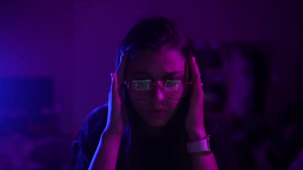 Attraktiv Ung Kvinna Som Jobbar Natten Närbild Ansiktet — Stockvideo