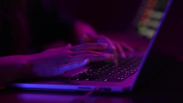 Kobiece Ręce Piszące Laptopie Nocy Dziewczyna Korzystająca Laptopa — Wideo stockowe