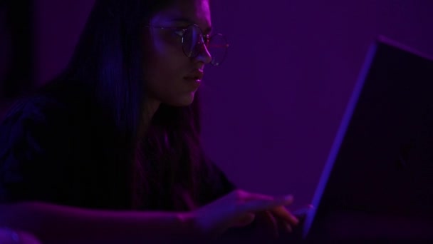 Atrakcyjna Młoda Kobieta Pracująca Domu Nocy Dziewczyna Korzystająca Laptopa — Wideo stockowe