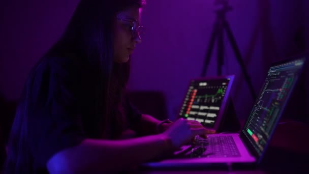 Aantrekkelijke Jonge Vrouw Die Nachts Thuis Werkt Meisje Met Laptop — Stockvideo
