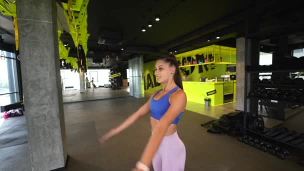 Ung Kvinna Värma Upp Och Göra Några Övningar Gymmet — Stockvideo