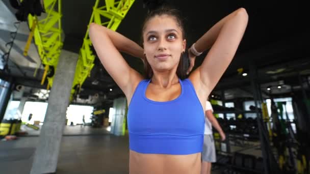 Jeune Femme Faisant Des Exercices Avec Balle Salle Gym — Video