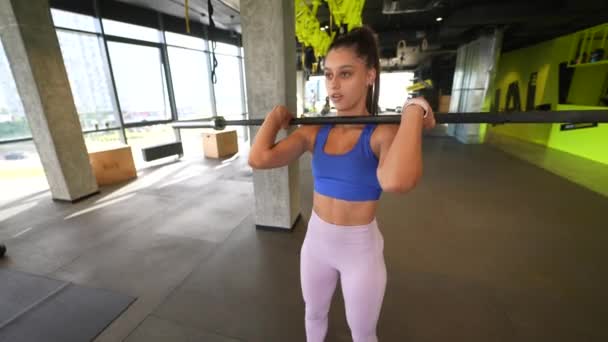 Beautiful Strong Young Woman Doing Sit Ups Barbell Growth Buttocks — Stock Video