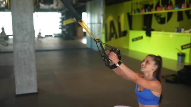 Ung Atletisk Kvinna Med Perfekt Kropp Sportkläder Gör Övningar Med — Stockvideo