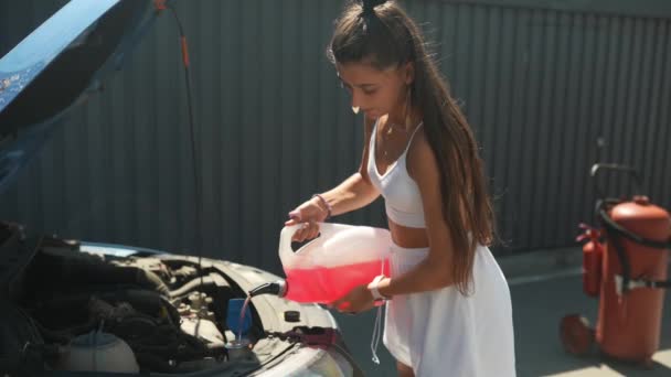 Mulher Derramando Anticongelante Tela Carro Lavar Líquido Carro — Vídeo de Stock