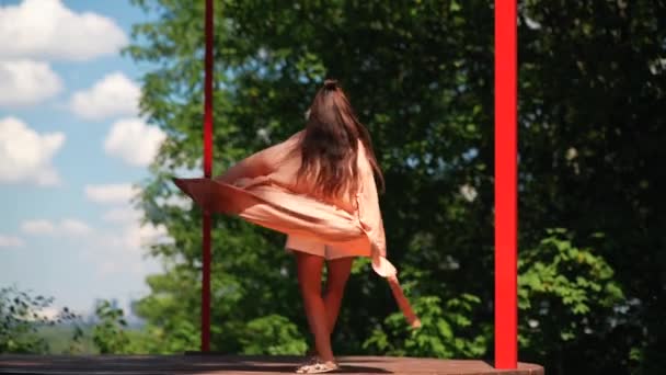 Femme Mannequin Dansant Sur Une Terrasse Jardin Peignoir Souriant — Video
