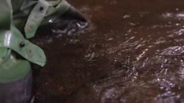 Suya su geçirmez pantolon botlarının görüntüsünü kapat.