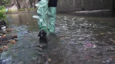 Suya su geçirmez pantolon botlarının görüntüsünü kapat.