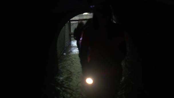 Люди Фонариками Исследуют Туннели Городом — стоковое видео