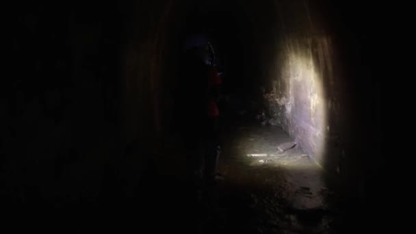 Una Giovane Scavatrice Con Una Torcia Esplora Tunnel — Video Stock