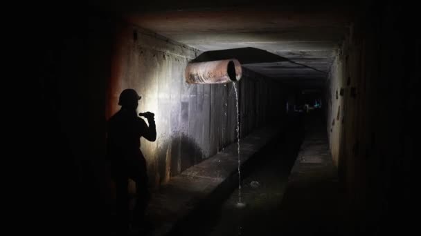 Una Giovane Scavatrice Con Una Torcia Esplora Tunnel — Video Stock