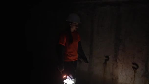 Una Giovane Scavatrice Con Una Torcia Esplora Tunnel — Video Stock