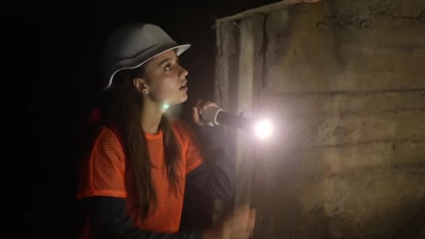 Молодая Женщина Экскаватор Фонариком Исследует Туннель — стоковое видео
