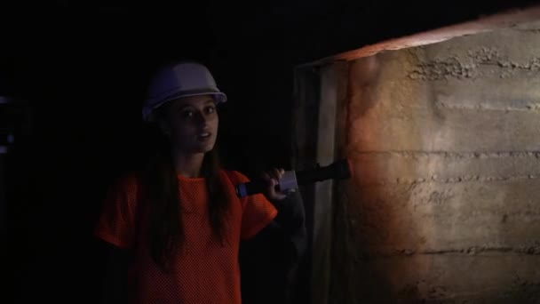 Seorang Penggali Perempuan Muda Dengan Senter Menjelajahi Terowongan — Stok Video