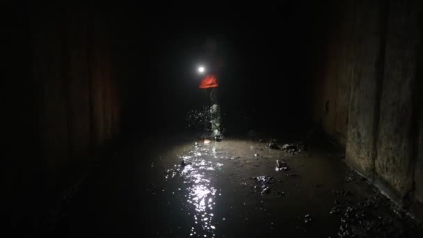 Elinde Fener Olan Genç Bir Kadın Kazıcı Tüneli Keşfediyor — Stok video