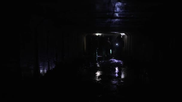 Persone Con Torce Esplora Tunnel Sotto Città — Video Stock