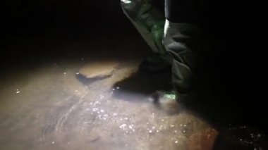 Suya su geçirmez pantolon botlarının görüntüsünü kapat.