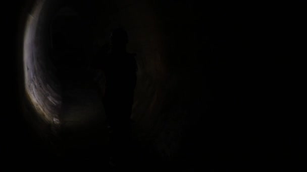 Une Jeune Femme Creuseuse Avec Une Lampe Poche Explore Tunnel — Video
