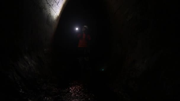 Mladá Kopáčka Baterkou Prozkoumává Tunel — Stock video